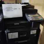 LOTE 009 - 02 MULTIFUNCIONAL MONO LASER_KYOCERA TASKALFA 3010I + GRAMPEADOR 50 FLS + GABINETE COM RODAS (NO ESTADO)