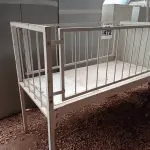 LOTE 472 - 02 BERÇOS DE FERRO E 01 MESINHA. (NO ESTADO) ATENÇÃO! FAZER A VISITAÇÃO ANTES DE ARREMATAR, NÃO SABEMOS SE FUNCIONA. LEILÃO NÃO TEM GARANTIA E NEM DEVOLUÇÃO, SUJEITO A POSSÍVEIS AVARIAS VISÍVEIS/OCULTAS E/OU AUSÊNCIA DE COMPONENTES.