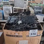 LOTE 316 - 01 LOTE COM MÁSCARAS DE PROTEÇÃO, CABOS, TECLADOS PARA PC E PERIFÉRICOS DIVERSOS. (NO ESTADO) ATENÇÃO! FAZER A VISITAÇÃO ANTES DE ARREMATAR, NÃO SABEMOS SE FUNCIONA. LEILÃO NÃO TEM GARANTIA E NEM DEVOLUÇÃO, SUJEITO A POSSÍVEIS AVARIAS VISÍVEIS/OCULTAS E/OU AUSÊNCIA DE COMPONENTES.
