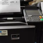 LOTE 008 - 01 MULTIFUNCIONAL MONO LASER_KYOCERA TASKALFA 3010I + GRAMPEADOR 50 FLS + GABINETE COM RODAS E 01 MULTIFUNCIONAL COLOR LASER_KYOCERA TASKALFA 4551CI + GABINETE COM RODAS (NO ESTADO)