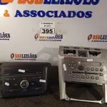 LOTE 395 - 02 CENTRAIS MULTIMIDIA MARCAS E MODELOS DIVERSOS. (NO ESTADO) ATENÇÃO! FAZER A VISITAÇÃO ANTES DE ARREMATAR, NÃO SABEMOS SE FUNCIONA. LEILÃO NÃO TEM GARANTIA E NEM DEVOLUÇÃO, SUJEITO A POSSÍVEIS AVARIAS VISÍVEIS/OCULTAS E/OU AUSÊNCIA DE COMPONENTES.