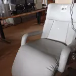 LOTE 361 - 01 POLTRONA DE DESCANSO COM RODINHAS. (NO ESTADO) ATENÇÃO! FAZER A VISITAÇÃO ANTES DE ARREMATAR, NÃO SABEMOS SE FUNCIONA. LEILÃO NÃO TEM GARANTIA E NEM DEVOLUÇÃO, SUJEITO A POSSÍVEIS AVARIAS VISÍVEIS/OCULTAS E/OU AUSÊNCIA DE COMPONENTES.