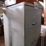 LOTE 456 - 01 ARMÁRIO DE AÇO COM 04 GAVETAS E VÁRIOS CABOS, TECLADOS E PERIFÉRICOS DIVERSOS. (NO ESTADO) ATENÇÃO! FAZER A VISITAÇÃO ANTES DE ARREMATAR, NÃO SABEMOS SE FUNCIONA. LEILÃO NÃO TEM GARANTIA E NEM DEVOLUÇÃO, SUJEITO A POSSÍVEIS AVARIAS VISÍVEIS/OCULTAS E/OU AUSÊNCIA DE COMPONENTES.