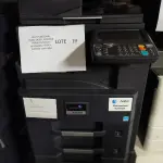 LOTE 019 - 02 MULTIFUNCIONAL MONO LASER_KYOCERA TASKALFA 3010I + GRAMPEADOR 50 FLS + GABINETE COM RODAS (NO ESTADO)