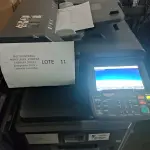 LOTE 011 - 03 MULTIFUNCIONAL MONO LASER_KYOCERA TASKALFA 3010I + GRAMPEADOR 50 FLS + GABINETE COM RODAS (NO ESTADO)