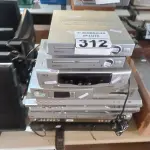 LOTE 312 - 05 APARELHOS DE DVD, 02 RECEPTORES DIGITAL E 01 VIDEOCASSETE MARCAS E MODELOS DIVERSOS PARA RETIRADA DE PEÇAS. (NO ESTADO) ATENÇÃO! FAZER A VISITAÇÃO ANTES DE ARREMATAR, NÃO SABEMOS SE FUNCIONA. LEILÃO NÃO TEM GARANTIA E NEM DEVOLUÇÃO, SUJEITO A POSSÍVEIS AVARIAS VISÍVEIS/OCULTAS E/OU AUSÊNCIA DE COMPONENTES.