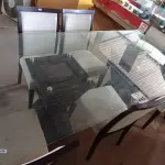 LOTE 445 - 01 MESA DE JANTAR COM TAMPO DE VIDRO E 06 CADEIRAS ALMOFADADAS. (NO ESTADO) ATENÇÃO! FAZER A VISITAÇÃO ANTES DE ARREMATAR, NÃO SABEMOS SE FUNCIONA. LEILÃO NÃO TEM GARANTIA E NEM DEVOLUÇÃO, SUJEITO A POSSÍVEIS AVARIAS VISÍVEIS/OCULTAS E/OU AUSÊNCIA DE COMPONENTES.