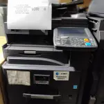LOTE 008 - 01 MULTIFUNCIONAL MONO LASER_KYOCERA TASKALFA 3010I + GRAMPEADOR 50 FLS + GABINETE COM RODAS E 01 MULTIFUNCIONAL COLOR LASER_KYOCERA TASKALFA 4551CI + GABINETE COM RODAS (NO ESTADO)