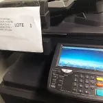 LOTE 001 - 01 MULTIFUNCIONAL MONO LASER KYOCERA TASKALFA 3010I + GRAMPEADOR 50 FLS + GABINETE COM RODAS (NO ESTADO)