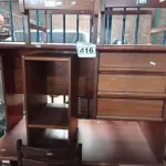 LOTE 416 - 02 MESAS E 05 CADEIRAS EM MADEIRA. (NO ESTADO) ATENÇÃO! FAZER A VISITAÇÃO ANTES DE ARREMATAR, NÃO SABEMOS SE FUNCIONA. LEILÃO NÃO TEM GARANTIA E NEM DEVOLUÇÃO, SUJEITO A POSSÍVEIS AVARIAS VISÍVEIS/OCULTAS E/OU AUSÊNCIA DE COMPONENTES.