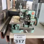 LOTE 317 - 01 MÁQUINA DE COSTURA COM MOTOR. (NO ESTADO) ATENÇÃO! FAZER A VISITAÇÃO ANTES DE ARREMATAR, NÃO SABEMOS SE FUNCIONA. LEILÃO NÃO TEM GARANTIA E NEM DEVOLUÇÃO, SUJEITO A POSSÍVEIS AVARIAS VISÍVEIS/OCULTAS E/OU AUSÊNCIA DE COMPONENTES.