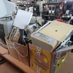 LOTE 299 - 01 MONITOR 01 TV DE TUBO E PERIFÉRICOS DE INFORMÁTICA DIVERSOS. (NO ESTADO) ATENÇÃO! FAZER A VISITAÇÃO ANTES DE ARREMATAR, NÃO SABEMOS SE FUNCIONA. LEILÃO NÃO TEM GARANTIA E NEM DEVOLUÇÃO, SUJEITO A POSSÍVEIS AVARIAS VISÍVEIS/OCULTAS E/OU AUSÊNCIA DE COMPONENTES.