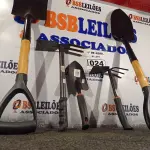 LOTE 024 - 02 PÁS, 01 ESPÁTULA E 02 SACHOS PARA JARDINAGEM. (NO ESTADO) ATENÇÃO! FAZER A VISITAÇÃO ANTES DE ARREMATAR, NÃO SABEMOS SE FUNCIONA. LEILÃO NÃO TEM GARANTIA E NEM DEVOLUÇÃO, SUJEITO A POSSÍVEIS AVARIAS VISÍVEIS/OCULTAS E/OU AUSÊNCIA DE COMPONENTES.