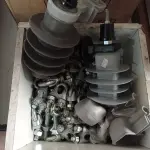 LOTE 153 - 02 CAPTORES PARA PARA-RAIOS, VÁRIAS ANILHAS PARA CABO DE AÇO E CHUMBADORES PARABOLT. (NO ESTADO) ATENÇÃO! FAZER A VISITAÇÃO ANTES DE ARREMATAR, NÃO SABEMOS SE FUNCIONA. LEILÃO NÃO TEM GARANTIA E NEM DEVOLUÇÃO, SUJEITO A POSSÍVEIS AVARIAS VISÍVEIS/OCULTAS E/OU AUSÊNCIA DE COMPONENTES.