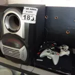 LOTE 183 - 01 PS3, 04 CONTROLES E 01 CAIXA DE SOM. (NO ESTADO) ATENÇÃO! FAZER A VISITAÇÃO ANTES DE ARREMATAR, NÃO SABEMOS SE FUNCIONA. LEILÃO NÃO TEM GARANTIA E NEM DEVOLUÇÃO, SUJEITO A POSSÍVEIS AVARIAS VISÍVEIS/OCULTAS E/OU AUSÊNCIA DE COMPONENTES.