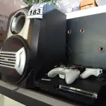 LOTE 183 - 01 PS3, 04 CONTROLES E 01 CAIXA DE SOM. (NO ESTADO) ATENÇÃO! FAZER A VISITAÇÃO ANTES DE ARREMATAR, NÃO SABEMOS SE FUNCIONA. LEILÃO NÃO TEM GARANTIA E NEM DEVOLUÇÃO, SUJEITO A POSSÍVEIS AVARIAS VISÍVEIS/OCULTAS E/OU AUSÊNCIA DE COMPONENTES.