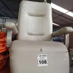 LOTE 108 - 01 POLTRONA PARA DESCANSO RECLINÁVEL. (NO ESTADO) ATENÇÃO! FAZER A VISITAÇÃO ANTES DE ARREMATAR, NÃO SABEMOS SE FUNCIONA. LEILÃO NÃO TEM GARANTIA E NEM DEVOLUÇÃO, SUJEITO A POSSÍVEIS AVARIAS VISÍVEIS/OCULTAS E/OU AUSÊNCIA DE COMPONENTES.