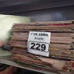 LOTE 229 - 01 LOTE COM VÁRIOS DISCOS DE VINIL. (NO ESTADO) ATENÇÃO! FAZER A VISITAÇÃO ANTES DE ARREMATAR, NÃO SABEMOS SE FUNCIONA. LEILÃO NÃO TEM GARANTIA E NEM DEVOLUÇÃO, SUJEITO A POSSÍVEIS AVARIAS VISÍVEIS/OCULTAS E/OU AUSÊNCIA DE COMPONENTES.