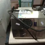 LOTE 148 - 01 TRANSFORMADOR E 01 SECADOR DE MÃOS. (NO ESTADO) ATENÇÃO! FAZER A VISITAÇÃO ANTES DE ARREMATAR, NÃO SABEMOS SE FUNCIONA. LEILÃO NÃO TEM GARANTIA E NEM DEVOLUÇÃO, SUJEITO A POSSÍVEIS AVARIAS VISÍVEIS/OCULTAS E/OU AUSÊNCIA DE COMPONENTES.