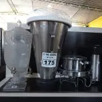 LOTE 175 - 02 CRISTALEIRAS, 01 BOLEIRA, 01 GARRAFA DE CAFÉ, 01 PANELA, 01 FONDUE INCOMPLETO E 01 COPO DE LIQUIDIFICADOR INDUSTRIAL. (NO ESTADO) ATENÇÃO! FAZER A VISITAÇÃO ANTES DE ARREMATAR, NÃO SABEMOS SE FUNCIONA. LEILÃO NÃO TEM GARANTIA E NEM DEVOLUÇÃO, SUJEITO A POSSÍVEIS AVARIAS VISÍVEIS/OCULTAS E/OU AUSÊNCIA DE COMPONENTES.
