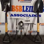 LOTE 024 - 02 PÁS, 01 ESPÁTULA E 02 SACHOS PARA JARDINAGEM. (NO ESTADO) ATENÇÃO! FAZER A VISITAÇÃO ANTES DE ARREMATAR, NÃO SABEMOS SE FUNCIONA. LEILÃO NÃO TEM GARANTIA E NEM DEVOLUÇÃO, SUJEITO A POSSÍVEIS AVARIAS VISÍVEIS/OCULTAS E/OU AUSÊNCIA DE COMPONENTES.