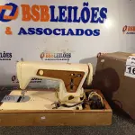 LOTE 165 - 01 MÁQUINA DE COSTURA MARCA SINGER. (NO ESTADO) ATENÇÃO! FAZER A VISITAÇÃO ANTES DE ARREMATAR, NÃO SABEMOS SE FUNCIONA. LEILÃO NÃO TEM GARANTIA E NEM DEVOLUÇÃO, SUJEITO A POSSÍVEIS AVARIAS VISÍVEIS/OCULTAS E/OU AUSÊNCIA DE COMPONENTES.