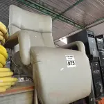 LOTE 075 - 01 POLTRONA PARA DESCANSO RECLINÁVEL. (NO ESTADO) ATENÇÃO! FAZER A VISITAÇÃO ANTES DE ARREMATAR, NÃO SABEMOS SE FUNCIONA. LEILÃO NÃO TEM GARANTIA E NEM DEVOLUÇÃO, SUJEITO A POSSÍVEIS AVARIAS VISÍVEIS/OCULTAS E/OU AUSÊNCIA DE COMPONENTES.