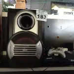 LOTE 183 - 01 PS3, 04 CONTROLES E 01 CAIXA DE SOM. (NO ESTADO) ATENÇÃO! FAZER A VISITAÇÃO ANTES DE ARREMATAR, NÃO SABEMOS SE FUNCIONA. LEILÃO NÃO TEM GARANTIA E NEM DEVOLUÇÃO, SUJEITO A POSSÍVEIS AVARIAS VISÍVEIS/OCULTAS E/OU AUSÊNCIA DE COMPONENTES.