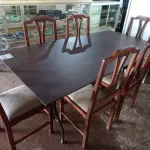 LOTE 173 - 01 MESA  COM TAMPO DE MADEIRA E BASE DE FERRO DOBRÁVEL E 06 CADEIRAS. (NO ESTADO) ATENÇÃO! FAZER A VISITAÇÃO ANTES DE ARREMATAR, NÃO SABEMOS SE FUNCIONA. LEILÃO NÃO TEM GARANTIA E NEM DEVOLUÇÃO, SUJEITO A POSSÍVEIS AVARIAS VISÍVEIS/OCULTAS E/OU AUSÊNCIA DE COMPONENTES.