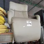 LOTE 075 - 01 POLTRONA PARA DESCANSO RECLINÁVEL. (NO ESTADO) ATENÇÃO! FAZER A VISITAÇÃO ANTES DE ARREMATAR, NÃO SABEMOS SE FUNCIONA. LEILÃO NÃO TEM GARANTIA E NEM DEVOLUÇÃO, SUJEITO A POSSÍVEIS AVARIAS VISÍVEIS/OCULTAS E/OU AUSÊNCIA DE COMPONENTES.