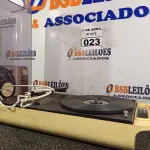 LOTE 023 - 01 TOCA-DISCOS ANTIGO.  (NO ESTADO) ATENÇÃO! FAZER A VISITAÇÃO ANTES DE ARREMATAR, NÃO SABEMOS SE FUNCIONA. LEILÃO NÃO TEM GARANTIA E NEM DEVOLUÇÃO, SUJEITO A POSSÍVEIS AVARIAS VISÍVEIS/OCULTAS E/OU AUSÊNCIA DE COMPONENTES.