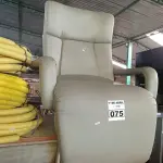 LOTE 075 - 01 POLTRONA PARA DESCANSO RECLINÁVEL. (NO ESTADO) ATENÇÃO! FAZER A VISITAÇÃO ANTES DE ARREMATAR, NÃO SABEMOS SE FUNCIONA. LEILÃO NÃO TEM GARANTIA E NEM DEVOLUÇÃO, SUJEITO A POSSÍVEIS AVARIAS VISÍVEIS/OCULTAS E/OU AUSÊNCIA DE COMPONENTES.