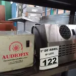 LOTE 122 - 01 TRANSFORMADOR E 01 SECADOR DE MÃOS. (NO ESTADO) ATENÇÃO! FAZER A VISITAÇÃO ANTES DE ARREMATAR, NÃO SABEMOS SE FUNCIONA. LEILÃO NÃO TEM GARANTIA E NEM DEVOLUÇÃO, SUJEITO A POSSÍVEIS AVARIAS VISÍVEIS/OCULTAS E/OU AUSÊNCIA DE COMPONENTES.