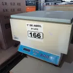LOTE 166 - 01 CENTRIFUGA PARA LABORATÓRIO. (NO ESTADO) ATENÇÃO! FAZER A VISITAÇÃO ANTES DE ARREMATAR, NÃO SABEMOS SE FUNCIONA. LEILÃO NÃO TEM GARANTIA E NEM DEVOLUÇÃO, SUJEITO A POSSÍVEIS AVARIAS VISÍVEIS/OCULTAS E/OU AUSÊNCIA DE COMPONENTES.