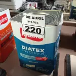LOTE 220 - 01 LATA DE TINTA IQUINE DIATEX PINTA MAIS 18L FOSCO BASE “P”. (NO ESTADO) ATENÇÃO! FAZER A VISITAÇÃO ANTES DE ARREMATAR, NÃO SABEMOS SE FUNCIONA. LEILÃO NÃO TEM GARANTIA E NEM DEVOLUÇÃO, SUJEITO A POSSÍVEIS AVARIAS VISÍVEIS/OCULTAS E/OU AUSÊNCIA DE COMPONENTES.