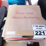 LOTE 221 - 01 LOTE COM VÁRIOS DISCOS DE VINIL. (NO ESTADO) ATENÇÃO! FAZER A VISITAÇÃO ANTES DE ARREMATAR, NÃO SABEMOS SE FUNCIONA. LEILÃO NÃO TEM GARANTIA E NEM DEVOLUÇÃO, SUJEITO A POSSÍVEIS AVARIAS VISÍVEIS/OCULTAS E/OU AUSÊNCIA DE COMPONENTES.