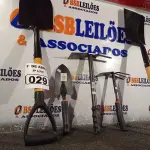 LOTE 029 - 02 PÁS, 01 ESPÁTULA E 02 SACHOS PARA JARDINAGEM. (NO ESTADO) ATENÇÃO! FAZER A VISITAÇÃO ANTES DE ARREMATAR, NÃO SABEMOS SE FUNCIONA. LEILÃO NÃO TEM GARANTIA E NEM DEVOLUÇÃO, SUJEITO A POSSÍVEIS AVARIAS VISÍVEIS/OCULTAS E/OU AUSÊNCIA DE COMPONENTES.