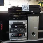 LOTE 179 - 01 APARELHO DE SOM, 09 APARELHOS DE DVD E 01 SUBWOOFER. (NO ESTADO) ATENÇÃO! FAZER A VISITAÇÃO ANTES DE ARREMATAR, NÃO SABEMOS SE FUNCIONA. LEILÃO NÃO TEM GARANTIA E NEM DEVOLUÇÃO, SUJEITO A POSSÍVEIS AVARIAS VISÍVEIS/OCULTAS E/OU AUSÊNCIA DE COMPONENTES.