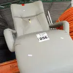 LOTE 056 - 01 POLTRONA PARA DESCANSO RECLINÁVEL. (NO ESTADO) ATENÇÃO! FAZER A VISITAÇÃO ANTES DE ARREMATAR, NÃO SABEMOS SE FUNCIONA. LEILÃO NÃO TEM GARANTIA E NEM DEVOLUÇÃO, SUJEITO A POSSÍVEIS AVARIAS VISÍVEIS/OCULTAS E/OU AUSÊNCIA DE COMPONENTES.