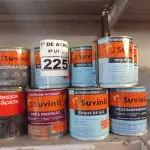 LOTE 225 - 13 LATAS DE TINTA SUVINIL 800ML DIVERSAS. (NO ESTADO) ATENÇÃO! FAZER A VISITAÇÃO ANTES DE ARREMATAR, NÃO SABEMOS SE FUNCIONA. LEILÃO NÃO TEM GARANTIA E NEM DEVOLUÇÃO, SUJEITO A POSSÍVEIS AVARIAS VISÍVEIS/OCULTAS E/OU AUSÊNCIA DE COMPONENTES.