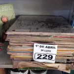 LOTE 229 - 01 LOTE COM VÁRIOS DISCOS DE VINIL. (NO ESTADO) ATENÇÃO! FAZER A VISITAÇÃO ANTES DE ARREMATAR, NÃO SABEMOS SE FUNCIONA. LEILÃO NÃO TEM GARANTIA E NEM DEVOLUÇÃO, SUJEITO A POSSÍVEIS AVARIAS VISÍVEIS/OCULTAS E/OU AUSÊNCIA DE COMPONENTES.