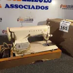 LOTE 165 - 01 MÁQUINA DE COSTURA MARCA SINGER. (NO ESTADO) ATENÇÃO! FAZER A VISITAÇÃO ANTES DE ARREMATAR, NÃO SABEMOS SE FUNCIONA. LEILÃO NÃO TEM GARANTIA E NEM DEVOLUÇÃO, SUJEITO A POSSÍVEIS AVARIAS VISÍVEIS/OCULTAS E/OU AUSÊNCIA DE COMPONENTES.