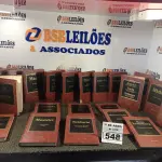 LOTE 548 - 46 LIVROS DIVERSOS. (NO ESTADO) ATENÇÃO! FAZER A VISITAÇÃO ANTES DE ARREMATAR, NÃO SABEMOS SE FUNCIONA. LEILÃO NÃO TEM GARANTIA E NEM DEVOLUÇÃO, SUJEITO A POSSÍVEIS AVARIAS VISÍVEIS/OCULTAS E/OU AUSÊNCIA DE COMPONENTES.