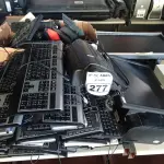 LOTE 277 - 01 ESTABILIZADOR, 02 IMPRESSORAS, 02 MONITORES, VÁRIOS TECLADOS PARA PC E PERIFÉRICOS DIVERSOS. (NO ESTADO) ATENÇÃO! FAZER A VISITAÇÃO ANTES DE ARREMATAR, NÃO SABEMOS SE FUNCIONA. LEILÃO NÃO TEM GARANTIA E NEM DEVOLUÇÃO, SUJEITO A POSSÍVEIS AVARIAS VISÍVEIS/OCULTAS E/OU AUSÊNCIA DE COMPONENTES.