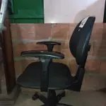 LOTE 442 - 01 CADEIRA DE ESCRITÓRIO COM BASE GIRATÓRIA. (NO ESTADO) ATENÇÃO! FAZER A VISITAÇÃO ANTES DE ARREMATAR, NÃO SABEMOS SE FUNCIONA. LEILÃO NÃO TEM GARANTIA E NEM DEVOLUÇÃO, SUJEITO A POSSÍVEIS AVARIAS VISÍVEIS/OCULTAS E/OU AUSÊNCIA DE COMPONENTES.