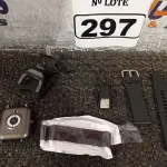 LOTE 297 - 01 RELÓGIO SMART WATCH. (NO ESTADO) ATENÇÃO! FAZER A VISITAÇÃO ANTES DE ARREMATAR, NÃO SABEMOS SE FUNCIONA. LEILÃO NÃO TEM GARANTIA E NEM DEVOLUÇÃO, SUJEITO A POSSÍVEIS AVARIAS VISÍVEIS/OCULTAS E/OU AUSÊNCIA DE COMPONENTES.