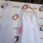 LOTE 381 - 01 VESTIDO DE NOIVA. (NO ESTADO) ATENÇÃO! FAZER A VISITAÇÃO ANTES DE ARREMATAR, NÃO SABEMOS SE FUNCIONA. LEILÃO NÃO TEM GARANTIA E NEM DEVOLUÇÃO, SUJEITO A POSSÍVEIS AVARIAS VISÍVEIS/OCULTAS E/OU AUSÊNCIA DE COMPONENTES.