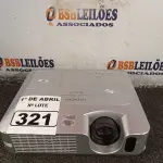 LOTE 321 - 01 PROJETOR MULTIMIDIA MARCA HITACHI. (NO ESTADO) ATENÇÃO! FAZER A VISITAÇÃO ANTES DE ARREMATAR, NÃO SABEMOS SE FUNCIONA. LEILÃO NÃO TEM GARANTIA E NEM DEVOLUÇÃO, SUJEITO A POSSÍVEIS AVARIAS VISÍVEIS/OCULTAS E/OU AUSÊNCIA DE COMPONENTES.