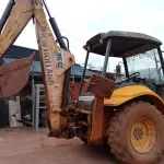 LOTE 536 - 01 RETROESCAVADEIRA NEW HOLLAND  LB90 4x2 2010 , VIDROS QUEBRADOS TEM OS RESERVAS. 02 PNEUS DIANTEIROS  (NO ESTADO)