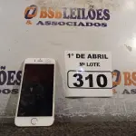 LOTE 310 - 01 CELULAR IPHONE PARA RETIRADA DE PEÇAS. (NO ESTADO) ATENÇÃO! FAZER A VISITAÇÃO ANTES DE ARREMATAR, NÃO SABEMOS SE FUNCIONA. LEILÃO NÃO TEM GARANTIA E NEM DEVOLUÇÃO, SUJEITO A POSSÍVEIS AVARIAS VISÍVEIS/OCULTAS E/OU AUSÊNCIA DE COMPONENTES.
